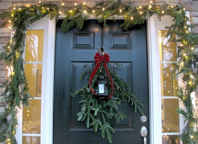 Елочные ветки - Как украсить входную дверь на Новый год