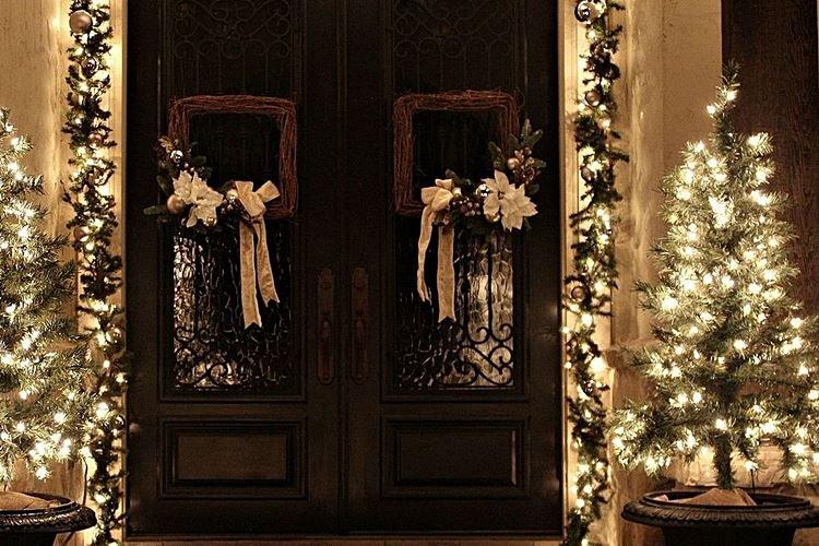 Как украсить входную дверь на Новый год - фото и идеи