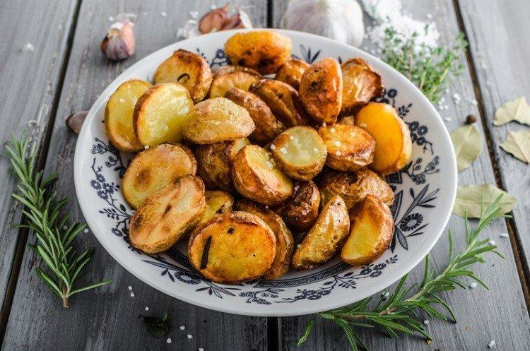 Картофель под картофелем запеченный в духовке - рецепты