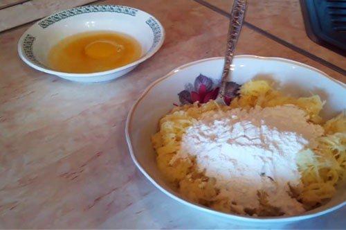 Картофельные драники с творогом и сметанным соусом - пошаговый рецепт