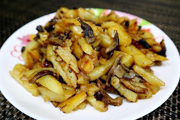 Картошка с грибами и луком на сковороде - рецепты