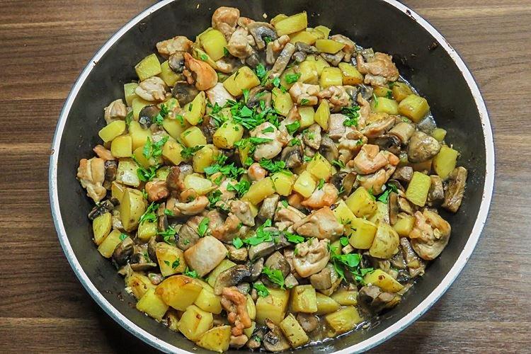 Картошка с грибами и зеленью на сковороде - рецепты