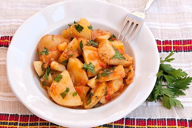 Картошка с грибами в томатно-сметанном соусе на сковороде - рецепты