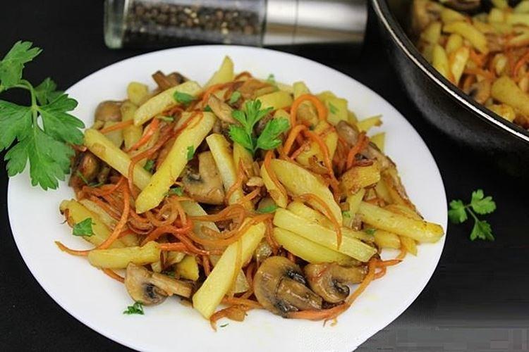 Картошка с грибами и морковью по-корейски на сковороде - рецепты