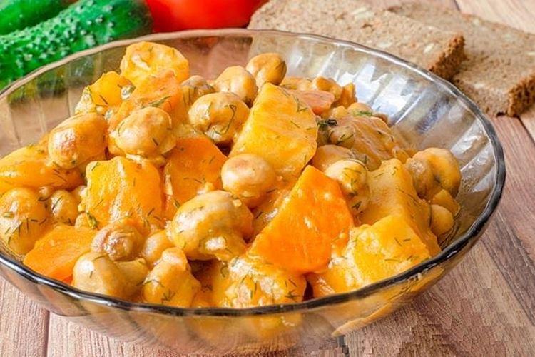 Картошка с грибами в томатно-сметанном соусе в духовке - рецепты