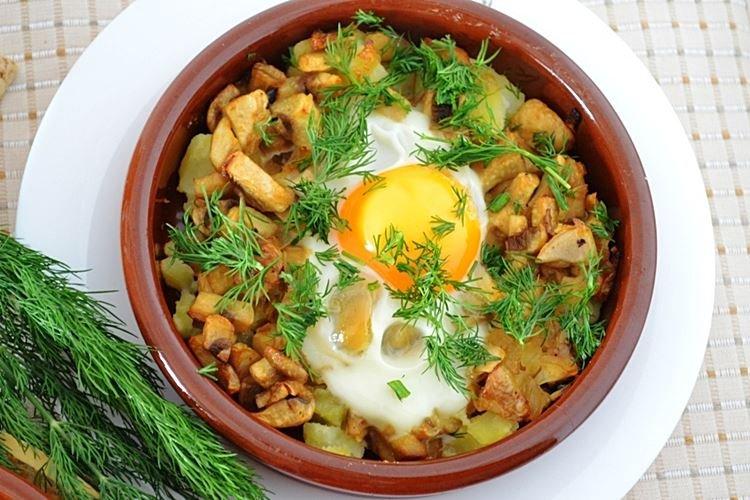 Картофель с грибами и яйцами в духовке - рецепты
