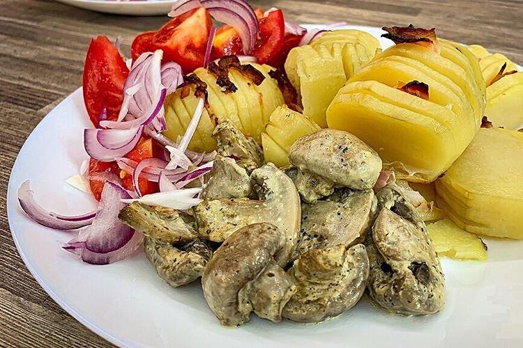 Картошка с грибами и беконом в духовке - рецепты