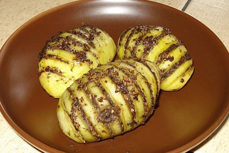 Картошка-гармошка с грибами в духовке - рецепты