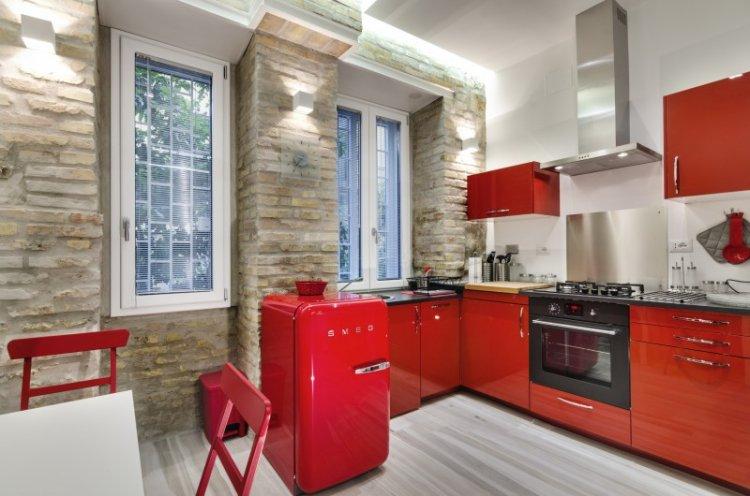 Красный цвет в интерьере кухни - фото