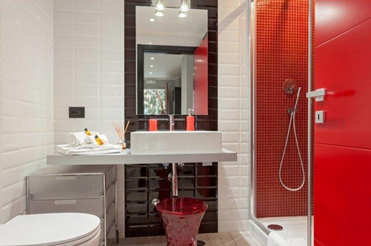 Красный цвет в интерьере ванной комнаты - фото