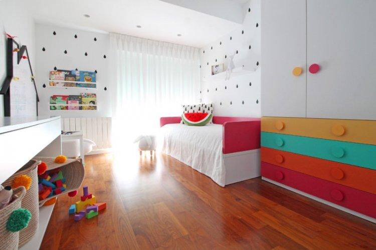 Красный цвет в интерьере детской комнаты - фото