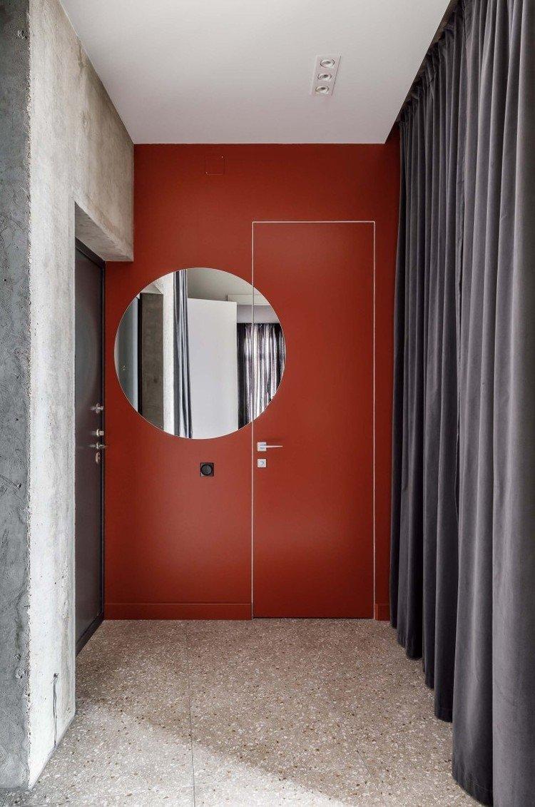 Красный цвет в интерьере прихожей и коридора - фото