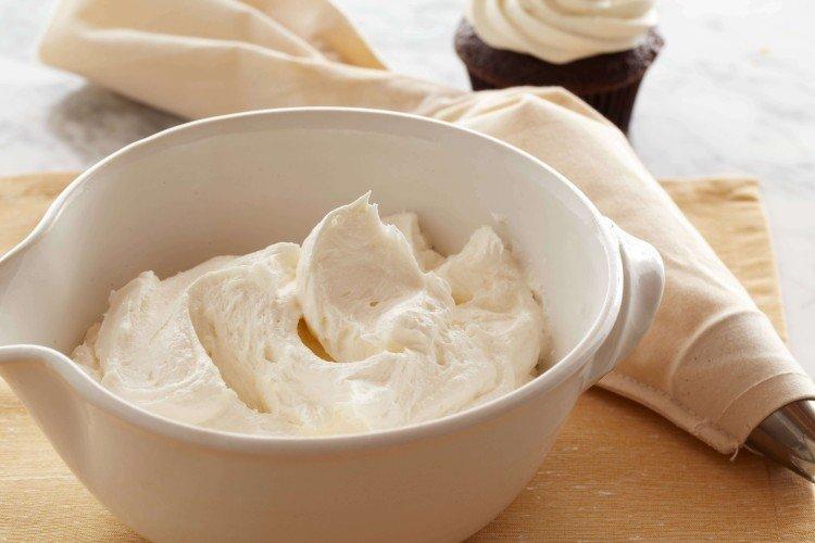Крем для бисквитного торта: 15 самых вкусных рецептов (пошагово)