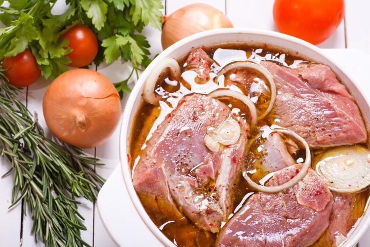 Маринад для шашлыка из свинины: 15 рецептов, чтобы сделать мясо мягким и сочным