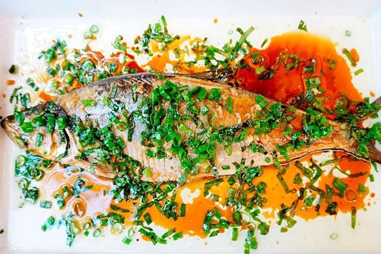 Рыба на пару с соевым соусом и имбирем - горячие блюда на Новый год 2021