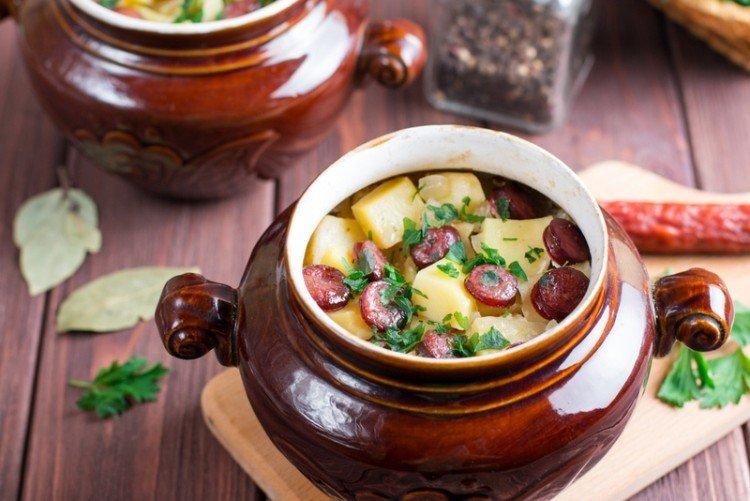 Мясо в горшочках с картошкой: 15 самых вкусных рецептов (пошагово)