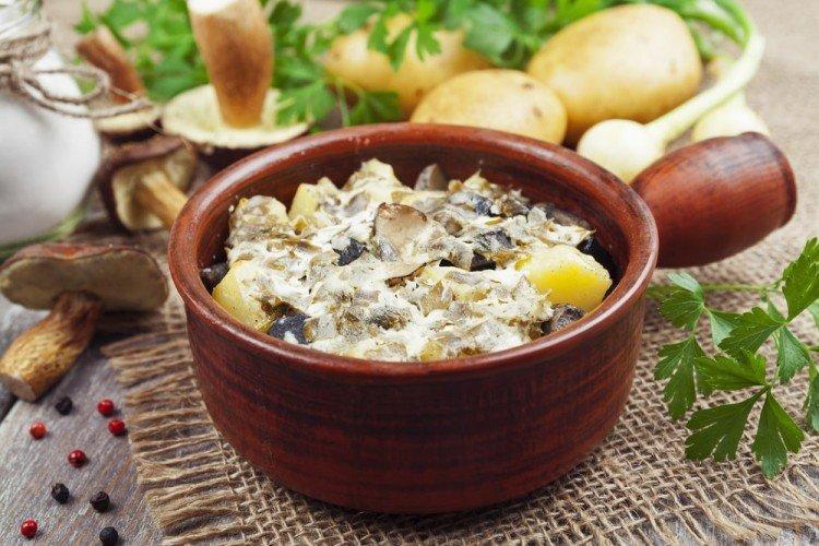 Мясо в горшочках с картошкой и грибами - рецепты пошагово