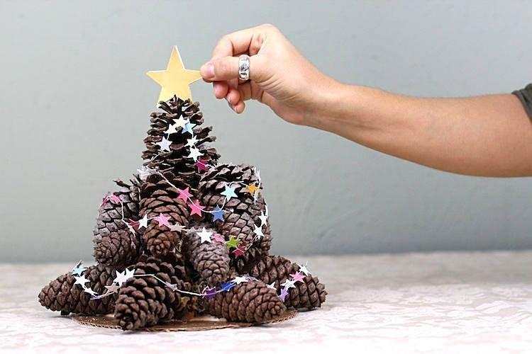 Большая елка - Новогодние поделки из шишек для детей