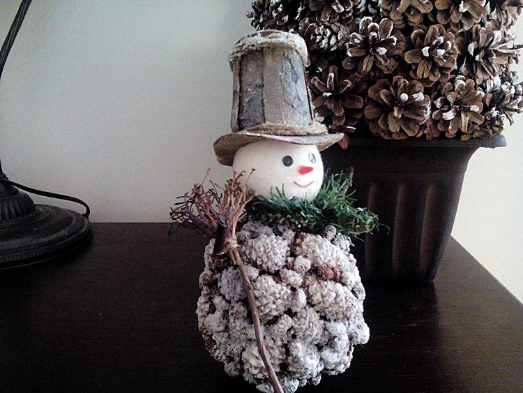 Снеговик - Новогодние поделки из шишек для детей