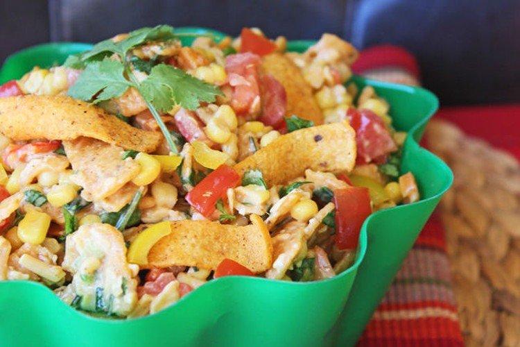 Салат с кукурузой и чипсами - Новогодние салаты без майонеза рецепты