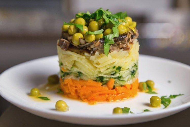 Салат со шпротами и зеленым горошком - Новогодние салаты без майонеза рецепты