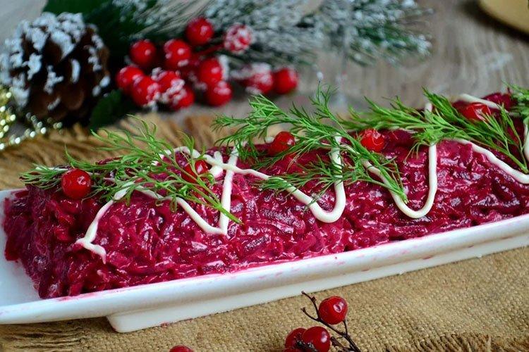 Новогодний салат-ролл Скумбрия под шубой - рецепты