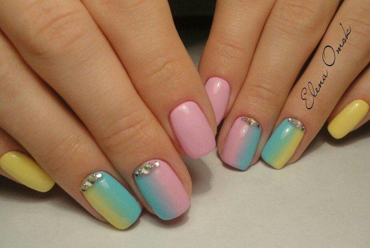 Разноцветное омбре на ногтях - фото