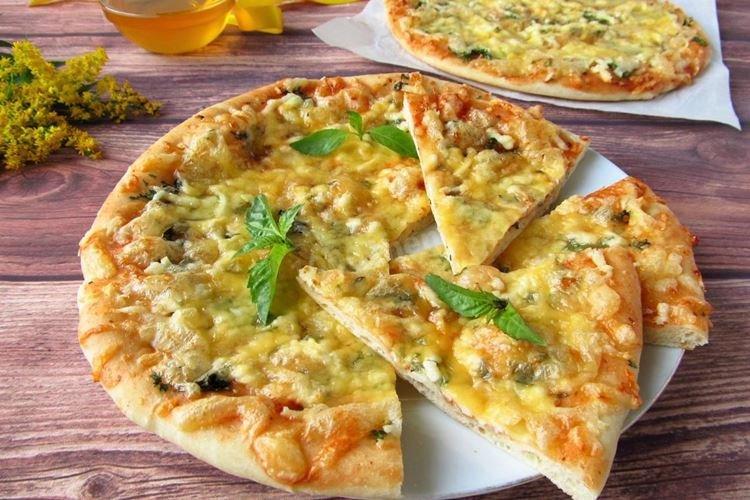 Пицца «4 сыра» на тесте с травами - Рецепт пиццы в духовке в домашних условиях