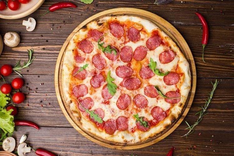 Пицца с салями - Рецепт пиццы в духовке в домашних условиях