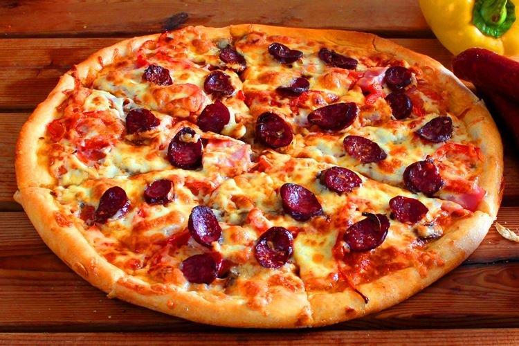 Пицца с охотничьими колбасками - Рецепт пиццы в духовке в домашних условиях