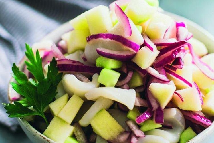 Постный салат с кальмарами и яблоками - рецепты