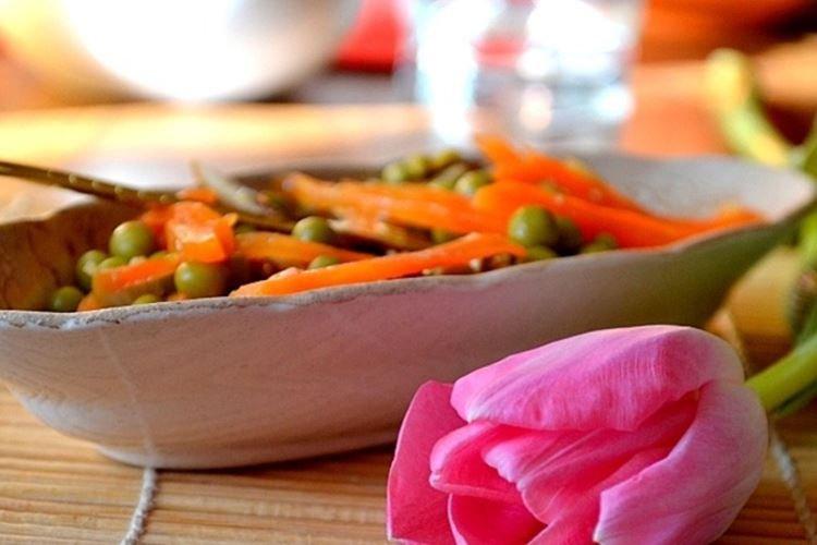 Постный салат с морковью и финиками - рецепты