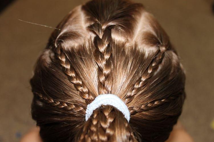 Хвост из косичек - Прически на средние волосы для девочек