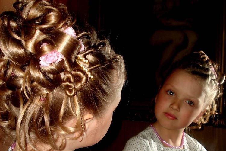 Высокая праздничная прическа - Прически на средние волосы для девочек
