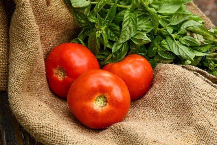 Томаты - продукты, от которых утром отекает лицо и тело