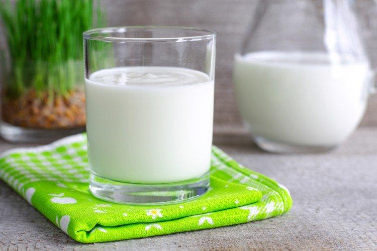 Молоко - продукты, от которых утром отекает лицо и тело