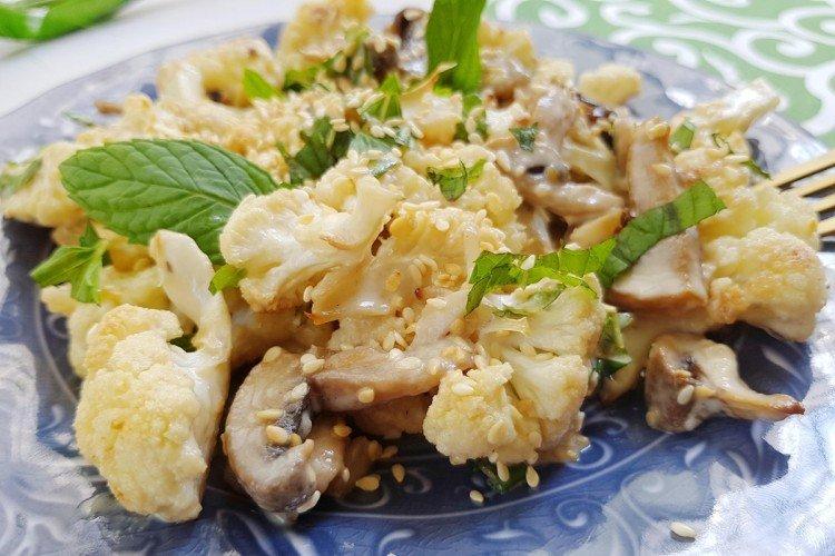 Салат с грибами и цветной капустой - Простые и вкусные салаты на все случаи жизни