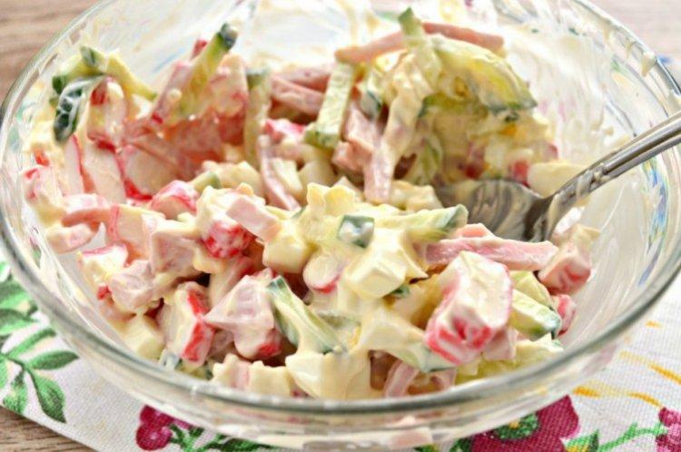 Салат с крабовыми палочками и ветчиной - Простые и вкусные салаты на все случаи жизни