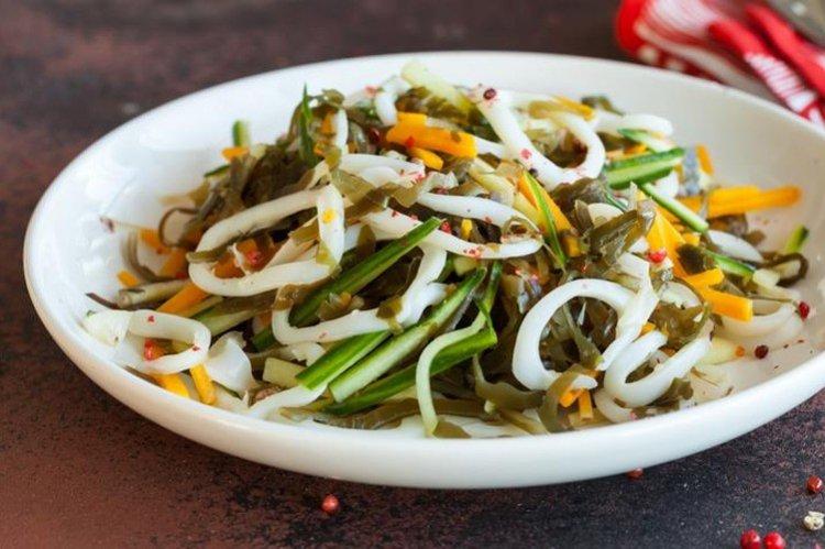 Салат с кальмарами и морской капустой - Простые и вкусные салаты на все случаи жизни