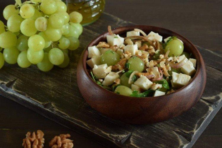 Салат с маринованными огурцами и виноградом - Простые и вкусные салаты на все случаи жизни