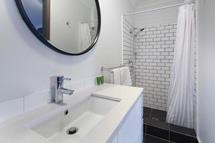 Прямоугольная ванная комната – дизайн интерьера фото