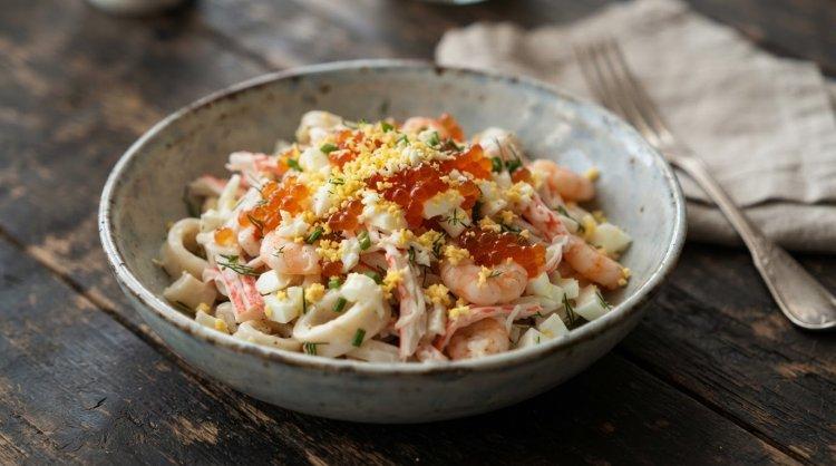 Салат из морепродуктов и крабовых палочек