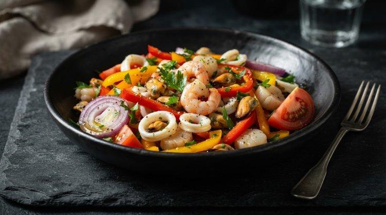 Салат из морепродуктов и овощей