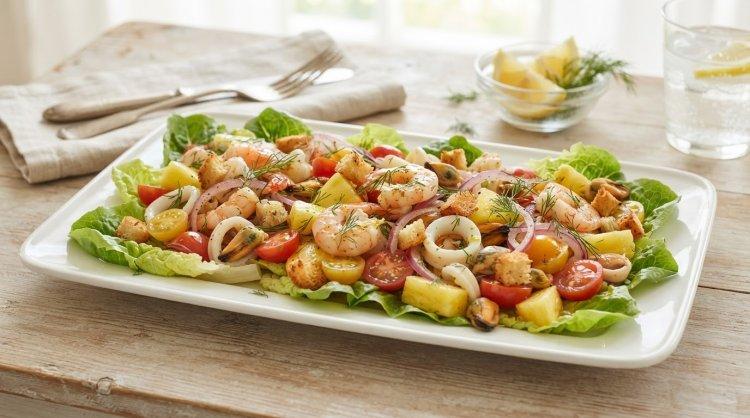 Салат с морепродуктами и ананасами