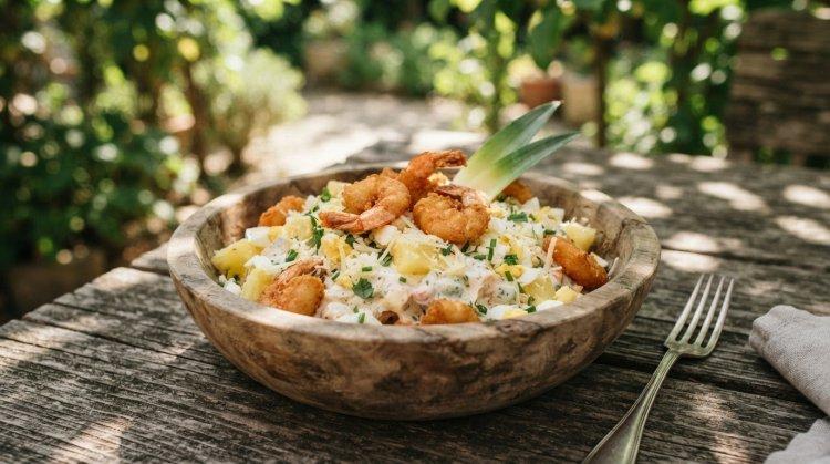 Салат с жареными креветками и ананасами
