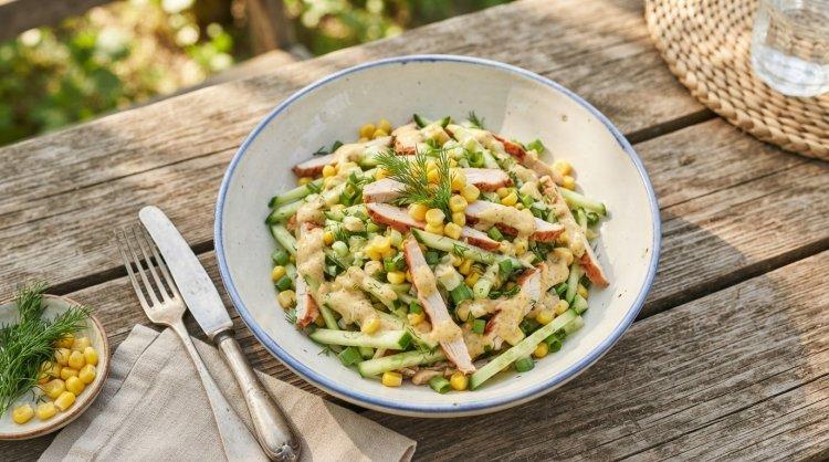 Салат с копченой курицей, огурцом и кукурузой