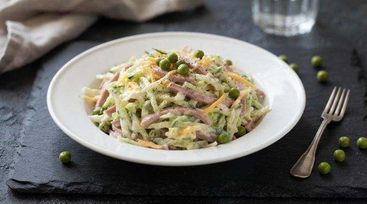 Быстрый салат с огурцами и колбасой