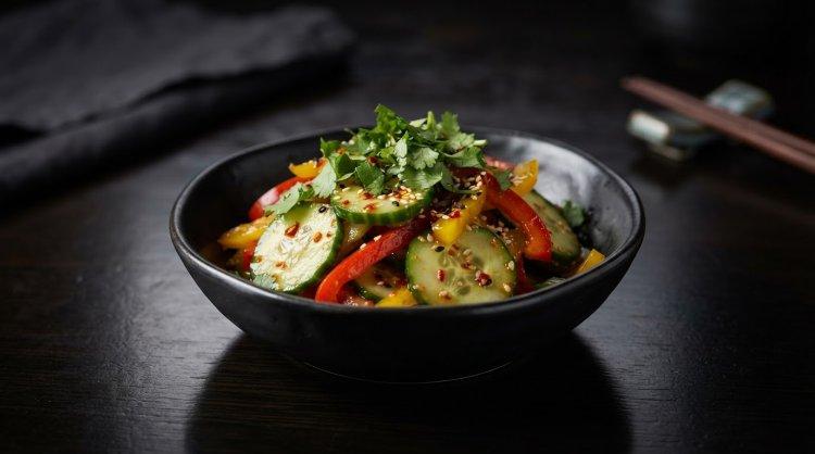 Пряный салат из огурцов и перца