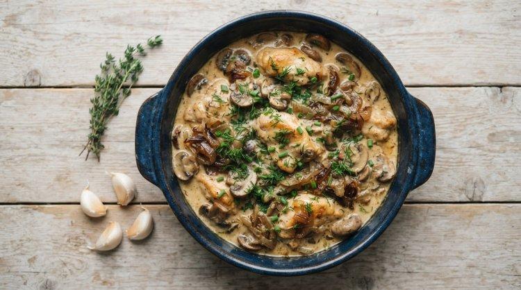 Курица с грибами и луком в сливочном соусе