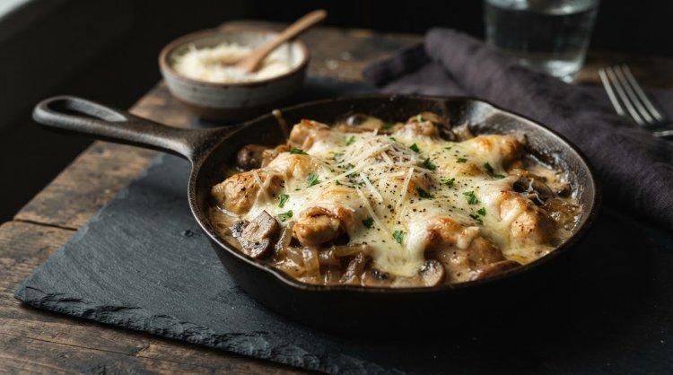 Курица с грибами и сыром в сливочном соусе